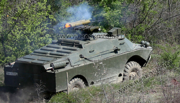 Военна техника и войници се движат по пътищата през февруари
