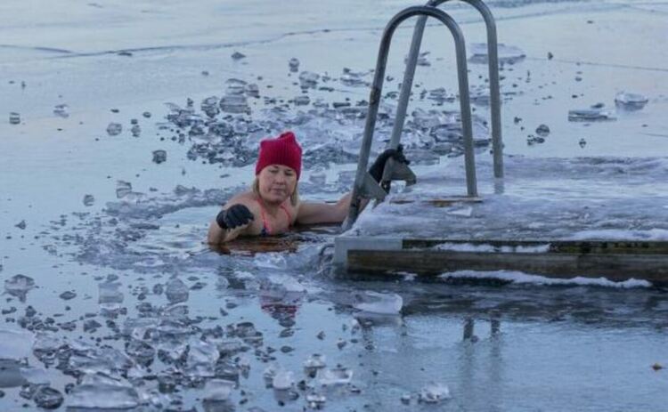 Терапията със студена вода включва потапяне на тялото във вода с температура, която обикновено варира от 10 до 15 градуса по Целзий.