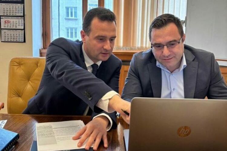 Жечо Станков (вляво) и Пламен Младеновски са обсъдили спецзакона за електроразпределителните предприятия, сн. Министерство на енергетиката