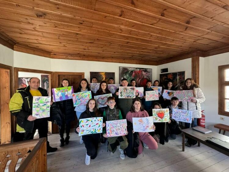 Ученици изразиха своите цветни емоции и чувства в арттерапевтична работилница