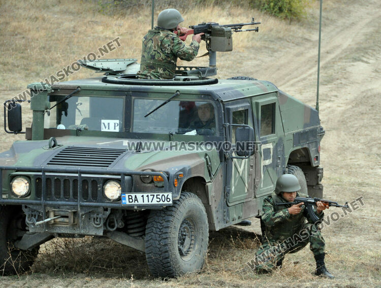 Военна техника и войници се движат по пътищата през февруари