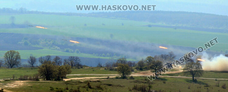 Военна техника и войници се движат по пътищата през февруари