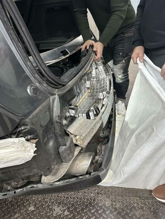 Над 130 000 контрабандни цигари са открити в тайници на пет автомобила