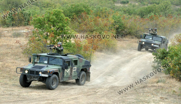 Военна техника и войници се движат по пътищата през февруари