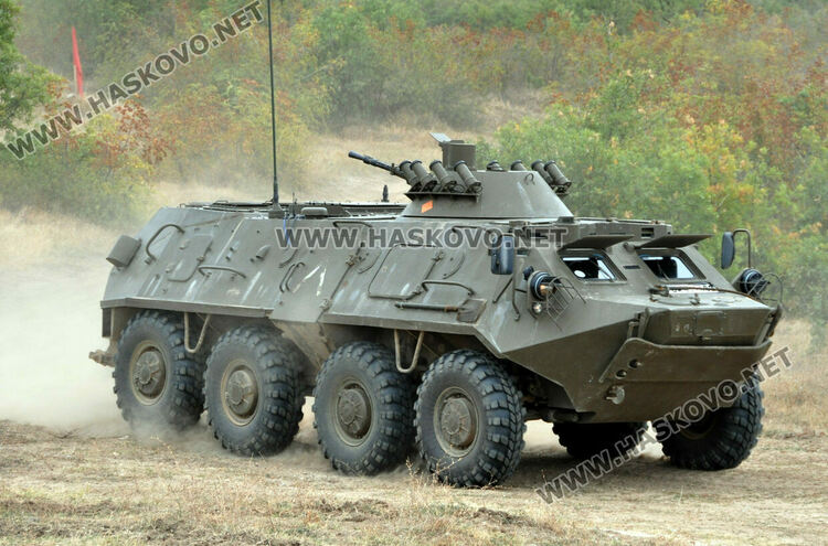 Военна техника и войници се движат по пътищата през февруари