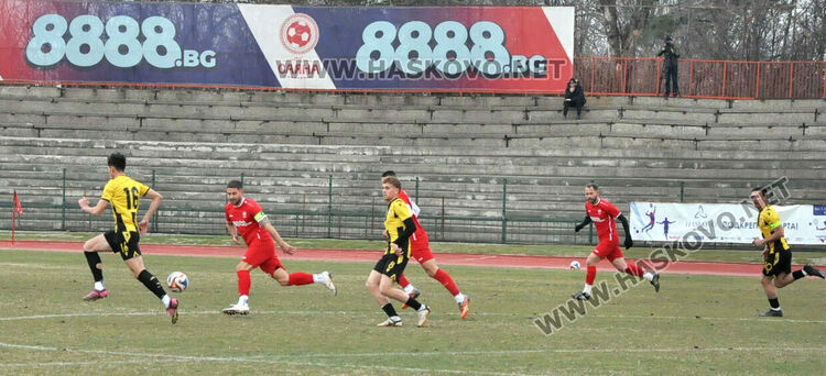 „Канарчетата“ обърнаха „Саяна“ на Ямача