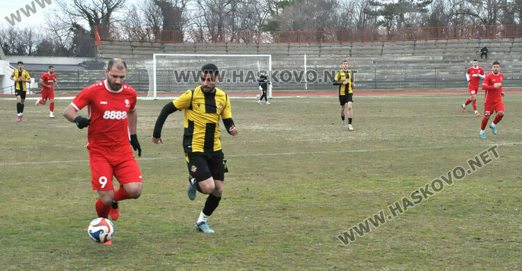 „Канарчетата“ обърнаха „Саяна“ на Ямача