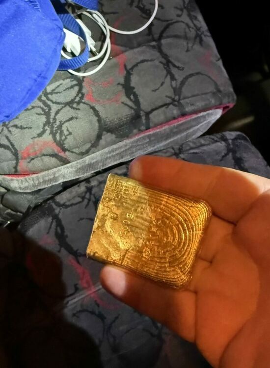 Откриха златни отливки за близо 100 000 лева в опаковки от ядки в автобус