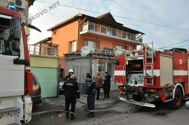 Пожарникари и полицаи на крак заради изпушили кабели в къща в „Република“
