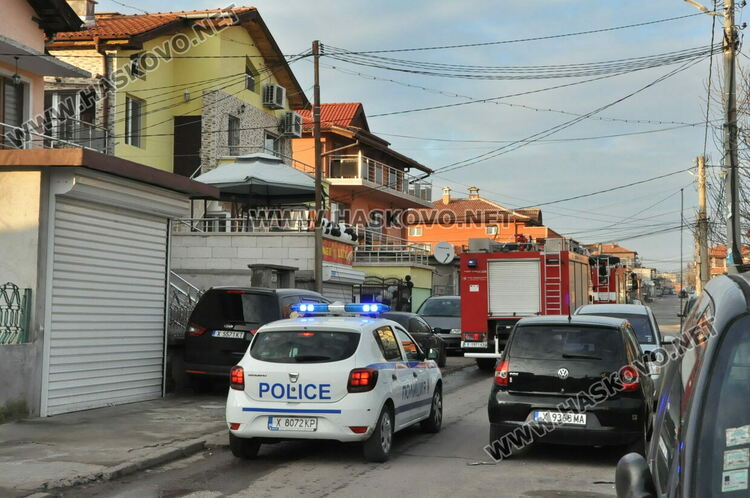 Пожарникари и полицаи на крак заради изпушили кабели в къща в „Република“
