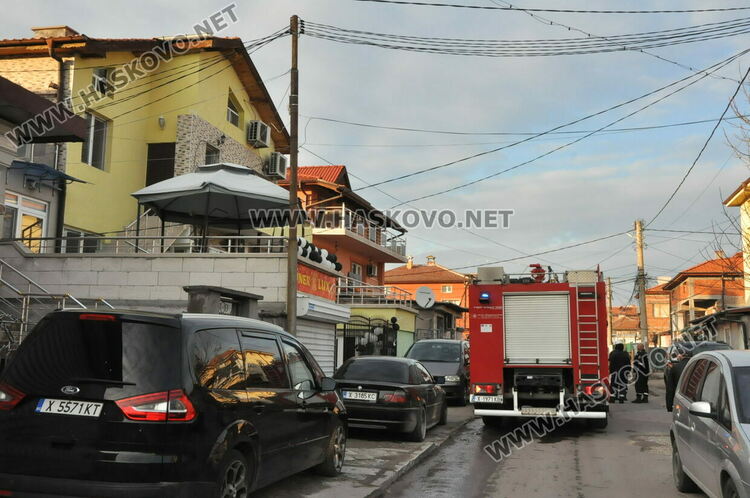 Пожарникари и полицаи на крак заради изпушили кабели в къща в „Република“