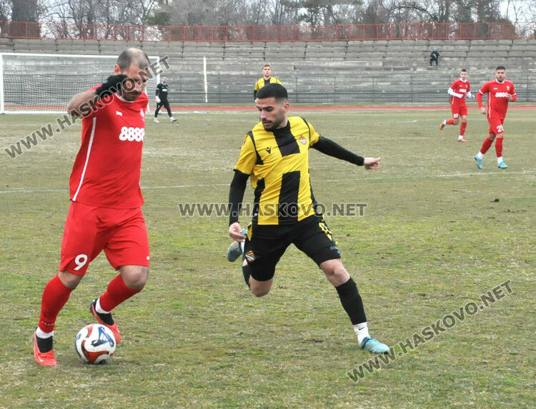 „Канарчетата“ обърнаха „Саяна“ на Ямача