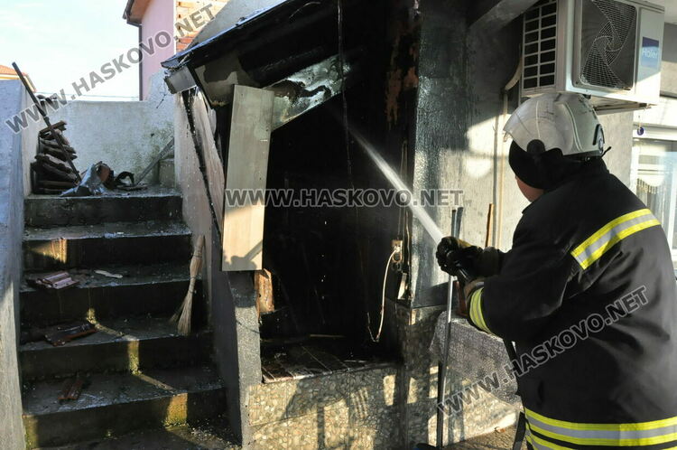 Пожарникари и полицаи на крак заради изпушили кабели в къща в „Република“