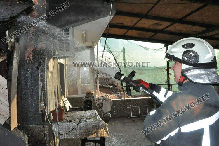 Пожарникари и полицаи на крак заради изпушили кабели в къща в „Република“
