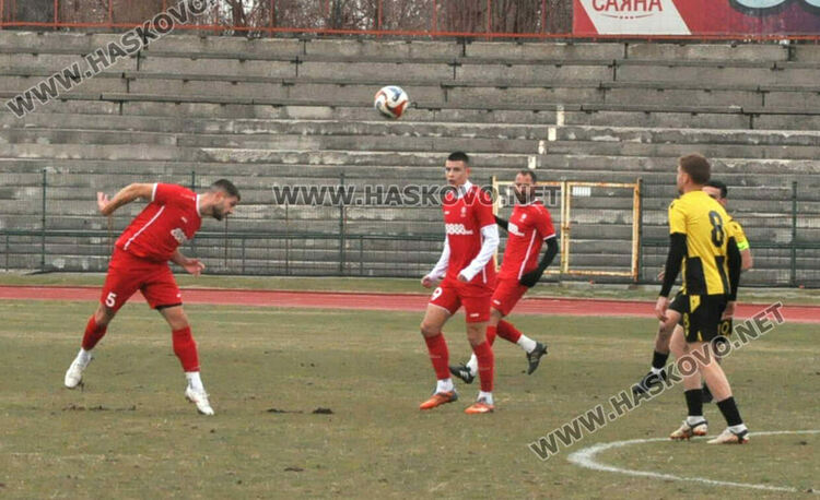 „Канарчетата“ обърнаха „Саяна“ на Ямача