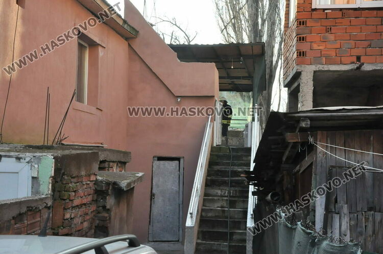 Пожарникари и полицаи на крак заради изпушили кабели в къща в „Република“