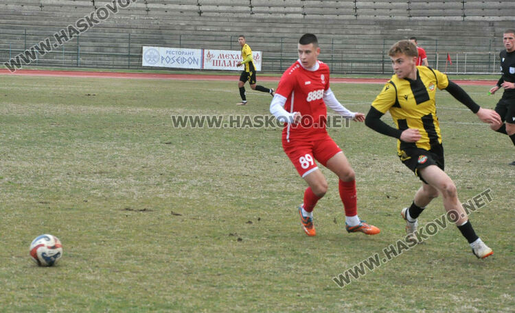 „Канарчетата“ обърнаха „Саяна“ на Ямача