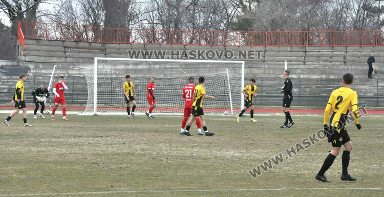 „Канарчетата“ обърнаха „Саяна“ на Ямача