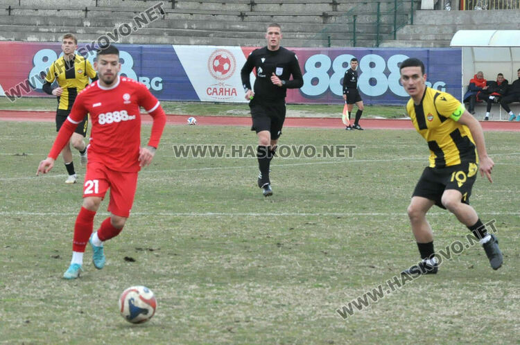 „Канарчетата“ обърнаха „Саяна“ на Ямача