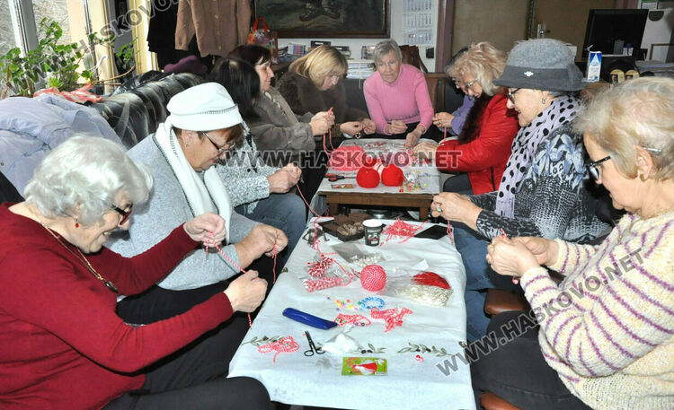 Тракийки от Хасково изработват мартенички за Неделното училище в Одрин и Истанбул