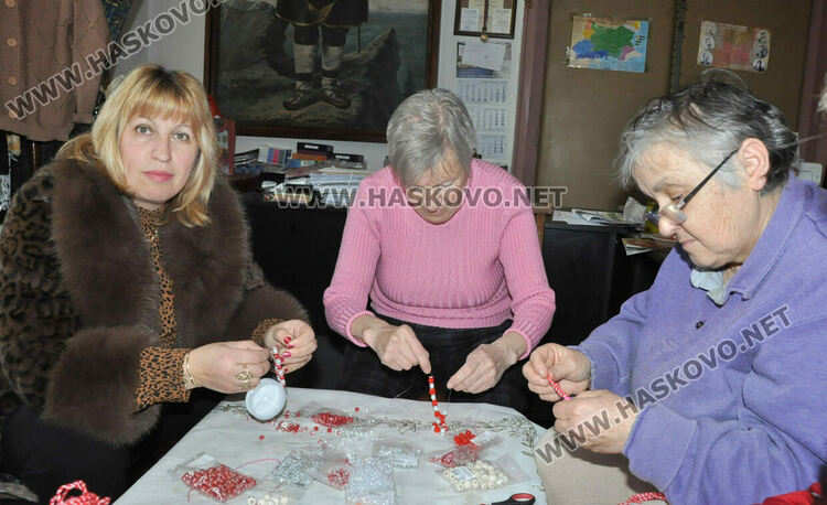 Тракийки от Хасково изработват мартенички за Неделното училище в Одрин и Истанбул