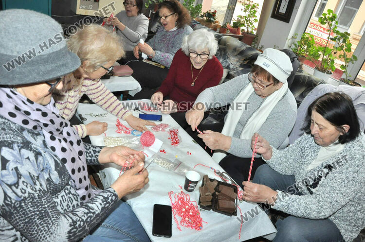 Тракийки от Хасково изработват мартенички за Неделното училище в Одрин и Истанбул