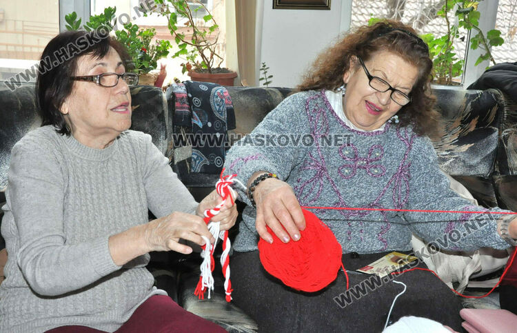 Тракийки от Хасково изработват мартенички за Неделното училище в Одрин и Истанбул