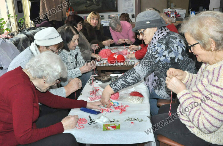 Тракийки от Хасково изработват мартенички за Неделното училище в Одрин и Истанбул