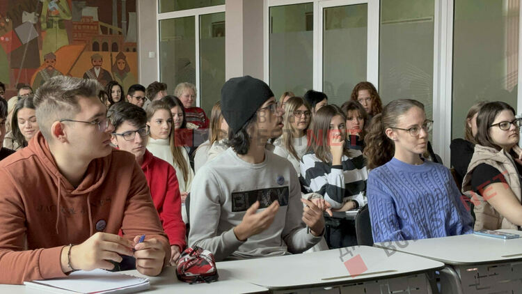 Нарушават ли се основни човешки права в Димитровград? Дискусия между ученици и HRW