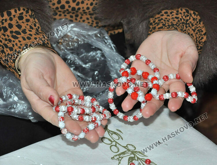 Тракийки от Хасково изработват мартенички за Неделното училище в Одрин и Истанбул