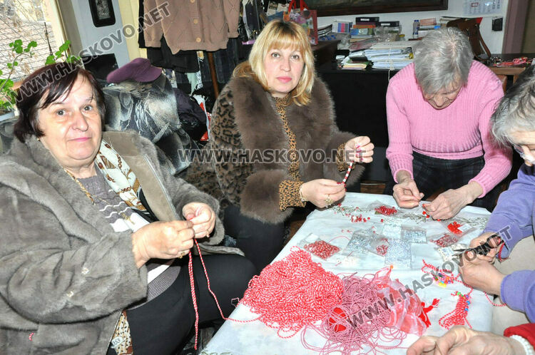 Тракийки от Хасково изработват мартенички за Неделното училище в Одрин и Истанбул