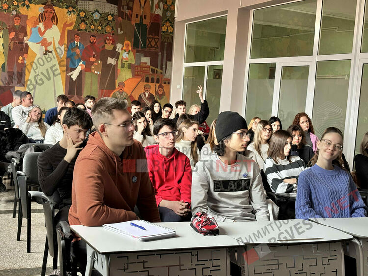 Нарушават ли се основни човешки права в Димитровград? Дискусия между ученици и HRW