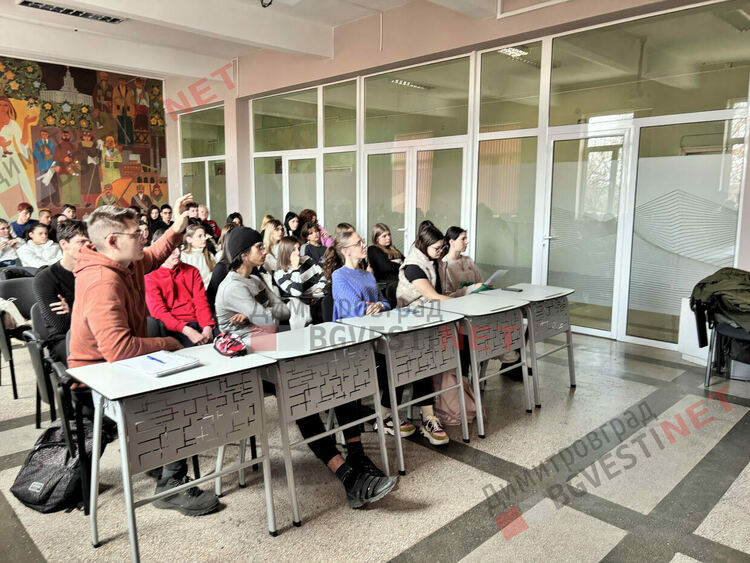 Нарушават ли се основни човешки права в Димитровград? Дискусия между ученици и HRW