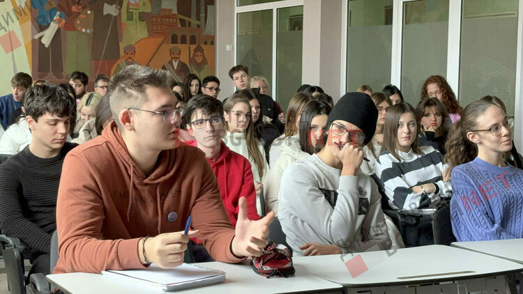 Нарушават ли се основни човешки права в Димитровград? Дискусия между ученици и HRW