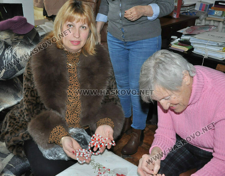 Тракийки от Хасково изработват мартенички за Неделното училище в Одрин и Истанбул