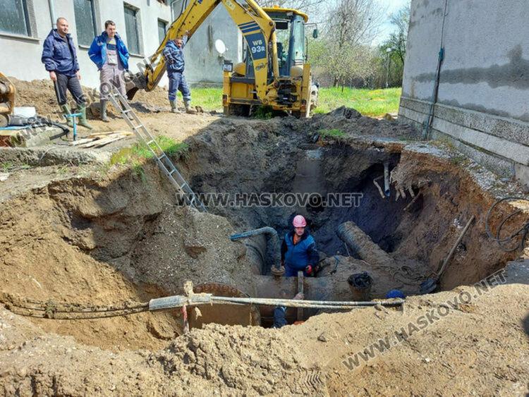 Отстраниха авария на магистрален водопровод, без да спират водата в Хасково