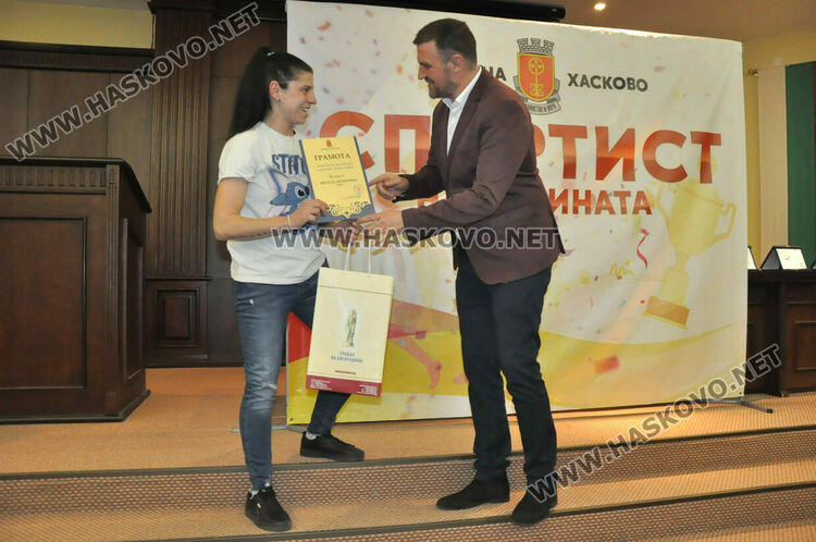 Весела Бръмчева