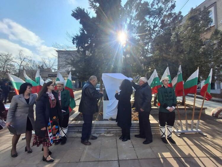 Откриха плоча-барелеф на Капитан Петко войвода в Тополовград