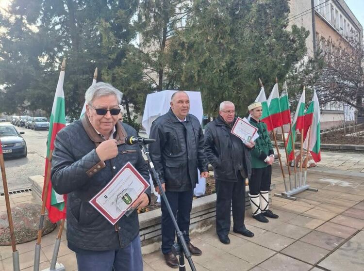 Откриха плоча-барелеф на Капитан Петко войвода в Тополовград