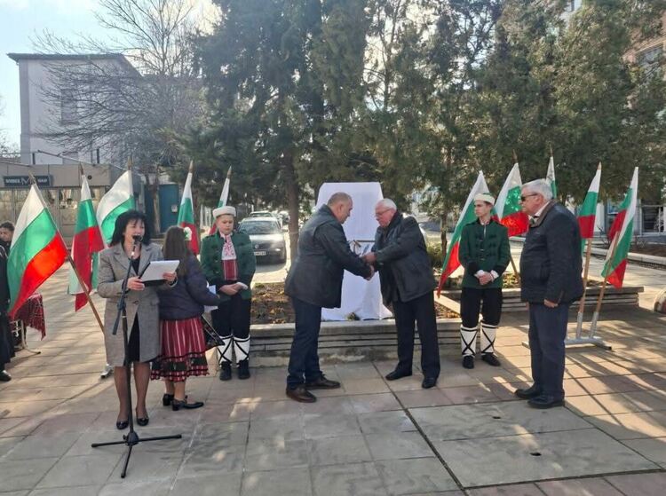 Откриха плоча-барелеф на Капитан Петко войвода в Тополовград