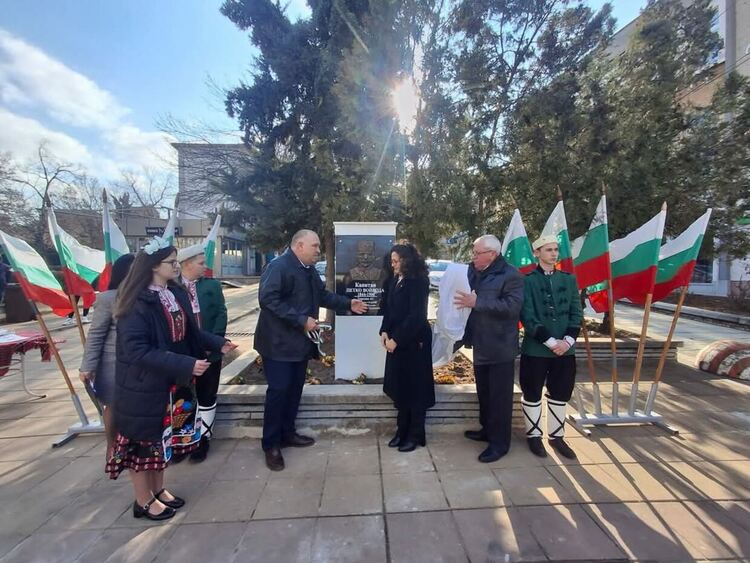 Откриха плоча-барелеф на Капитан Петко войвода в Тополовград