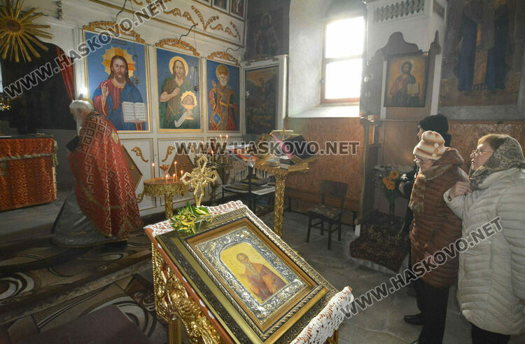 Осветиха меда в деня на Свети Харалампий в храма в Черногорово