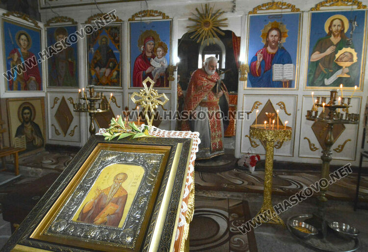 Осветиха меда в деня на Свети Харалампий в храма в Черногорово