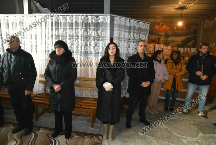 Осветиха меда в деня на Свети Харалампий в храма в Черногорово