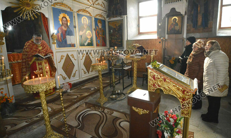 Осветиха меда в деня на Свети Харалампий в храма в Черногорово