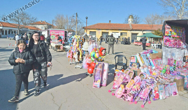 Музика, хора̀, памук шекер и димящи скари на събора в „Болярово“