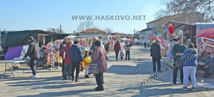 Музика, хора̀, памук шекер и димящи скари на събора в „Болярово“