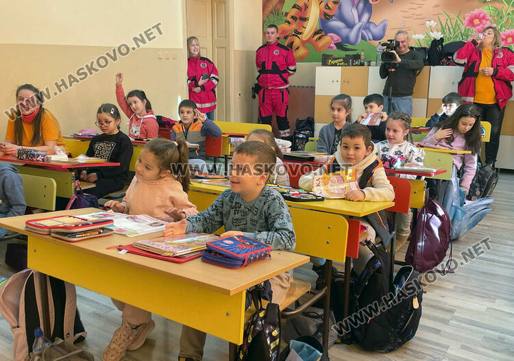 Пожарникари и доброволци обучават деца да реагират при бедствия