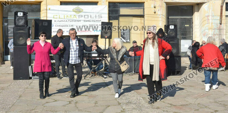 Музика, хора̀, памук шекер и димящи скари на събора в „Болярово“