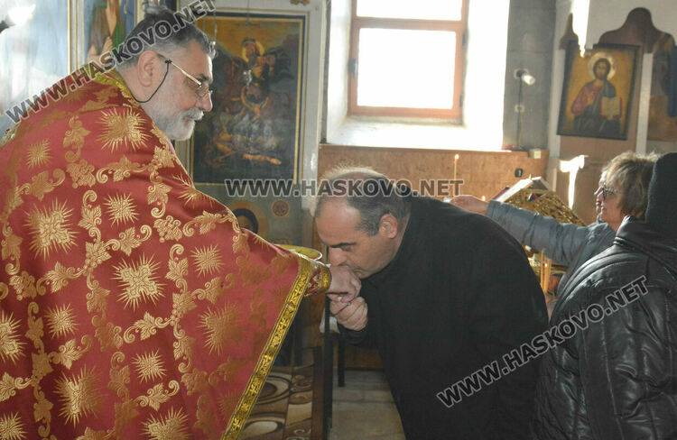 Осветиха меда в деня на Свети Харалампий в храма в Черногорово